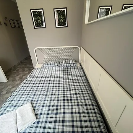 Grey Pokój Z łazienką , Darmowy Parking, Zameldowanie Bezobsługowe Hostel *