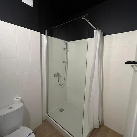Grey Pokój Z łazienką , Darmowy Parking, Zameldowanie Bezobsługowe Hostel *