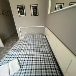 Grey Pokój Z łazienką , Darmowy Parking, Zameldowanie Bezobsługowe Hostel *