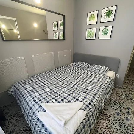 Grey Poznan Pokoj Z Lazienka, Free Parking & Self Check-In *